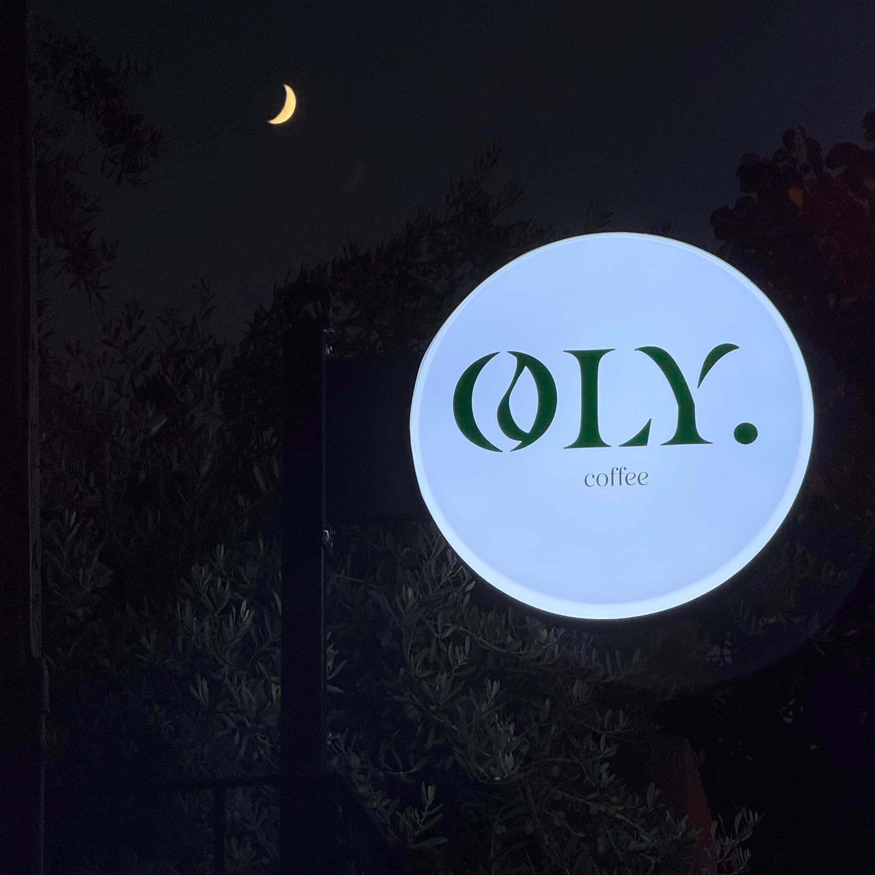 Gece ışıklı OLY tabelası