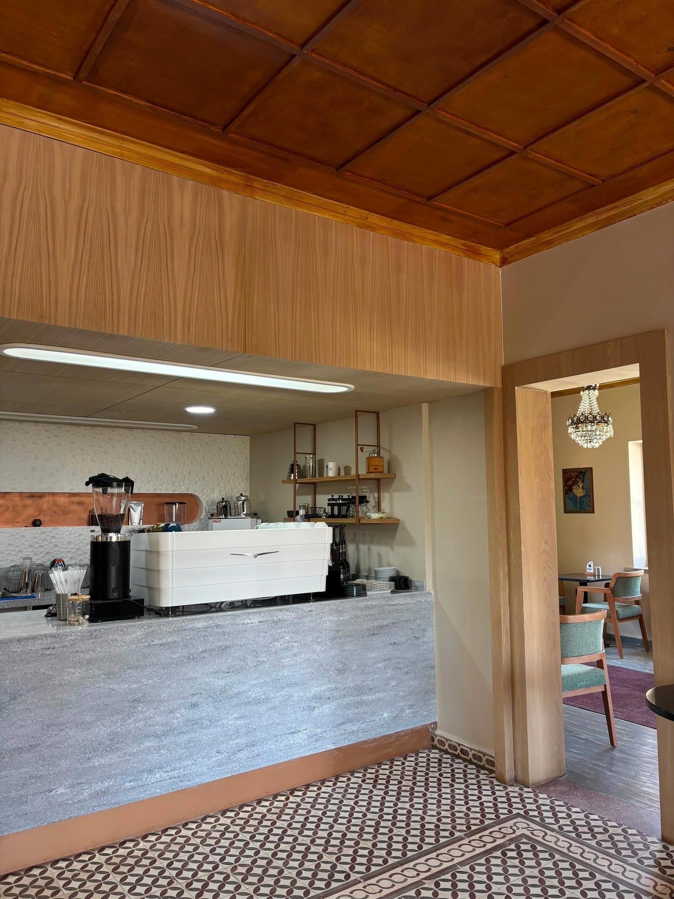 Ahşap tavanlı iç mekân ve bar