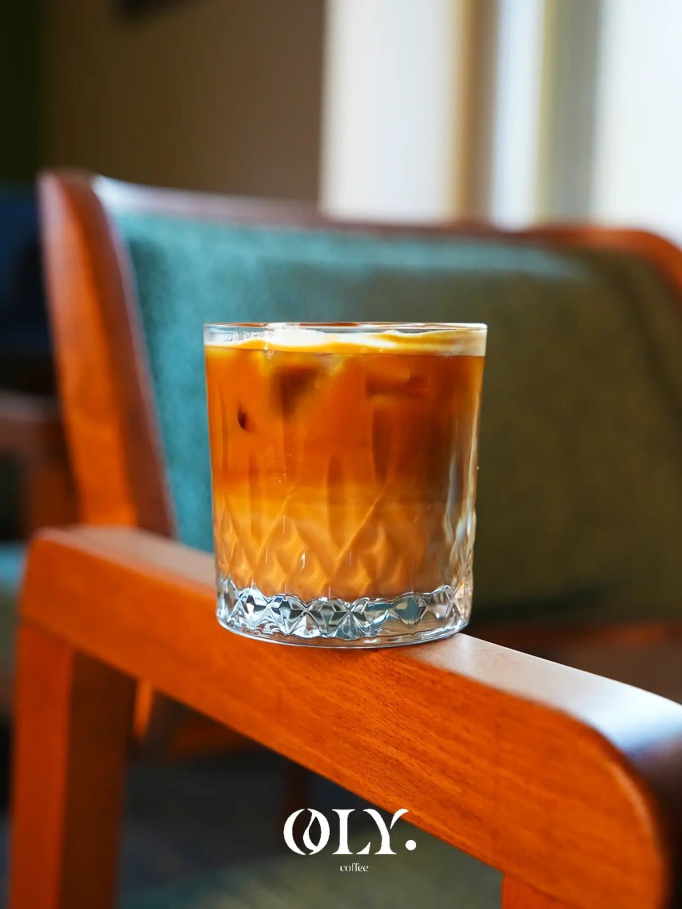 Kristal bardakta buzlu latte