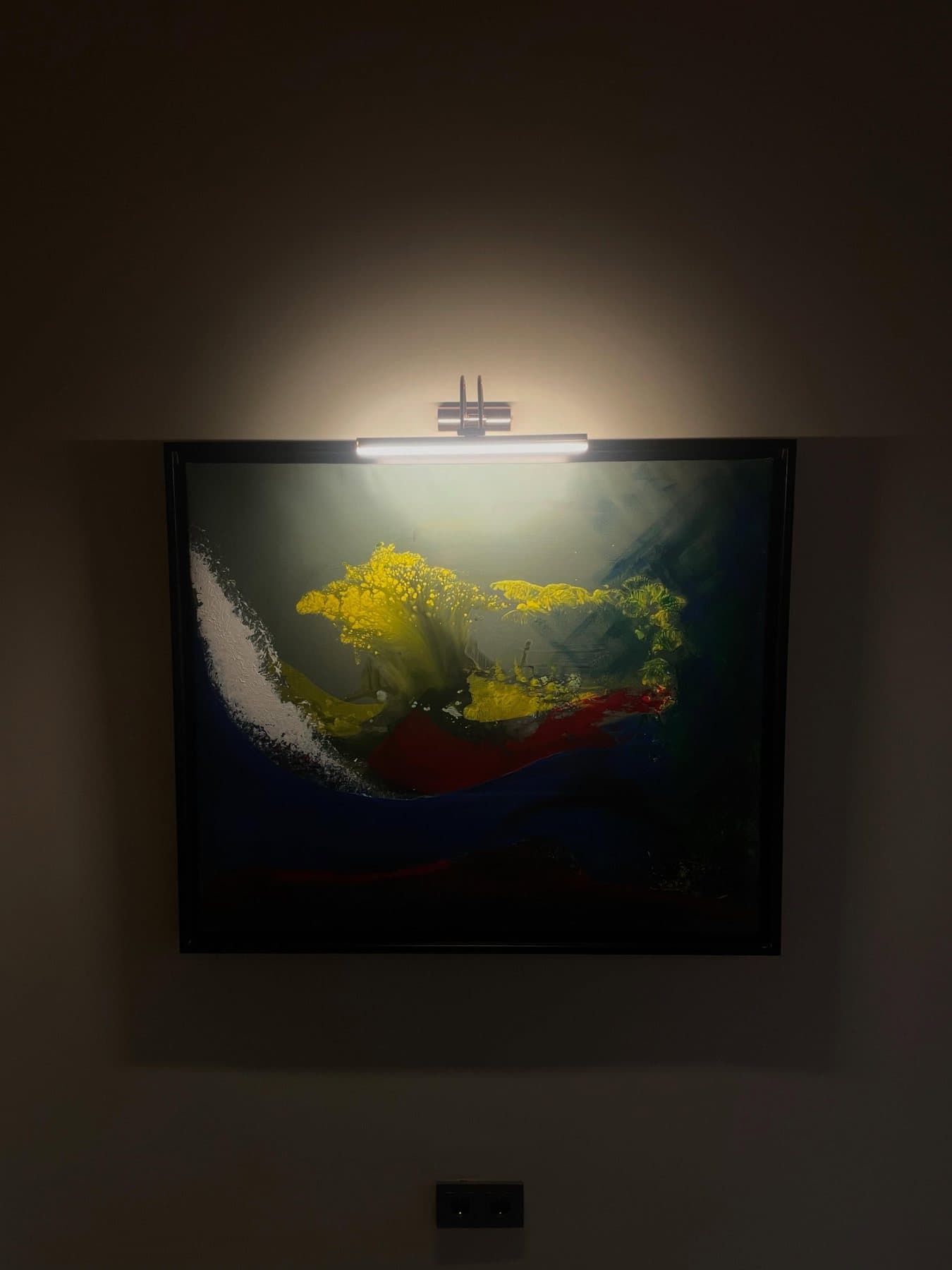 Duvarda aydınlatılmış bir tablo