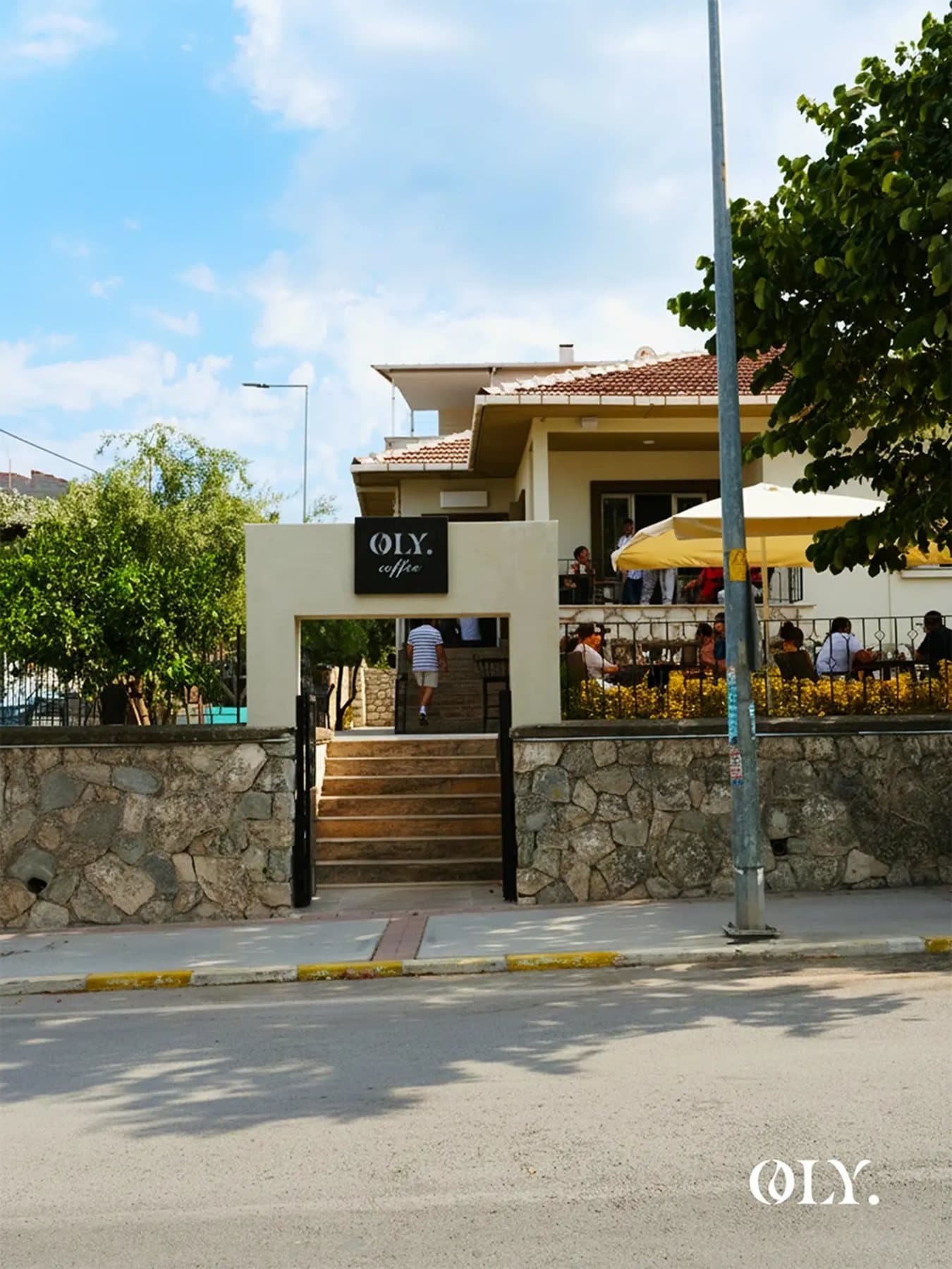 OLY'nin Zafer Caddesi'ndeki tarihi binası, gün ışığında